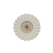 Scalloped Round Frame